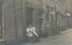 860482 Afbeelding van medewerkers van bakkerij C.P. Koppert (Willemstraat 9) in Wijk C te Utrecht, die pauzeren aan de ...